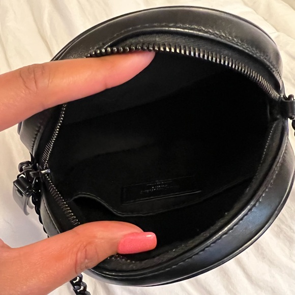 VINYLE ROUND CAMERA BAG IN CHEVRON-QUILTED GRAIN DE POUDRE EMBOSSED LEATHER - Picture 9 of 9